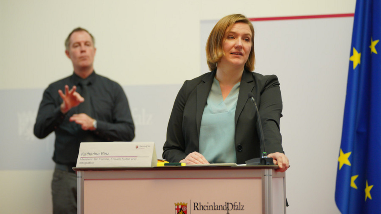 Ministerin Binz am Rednerpult