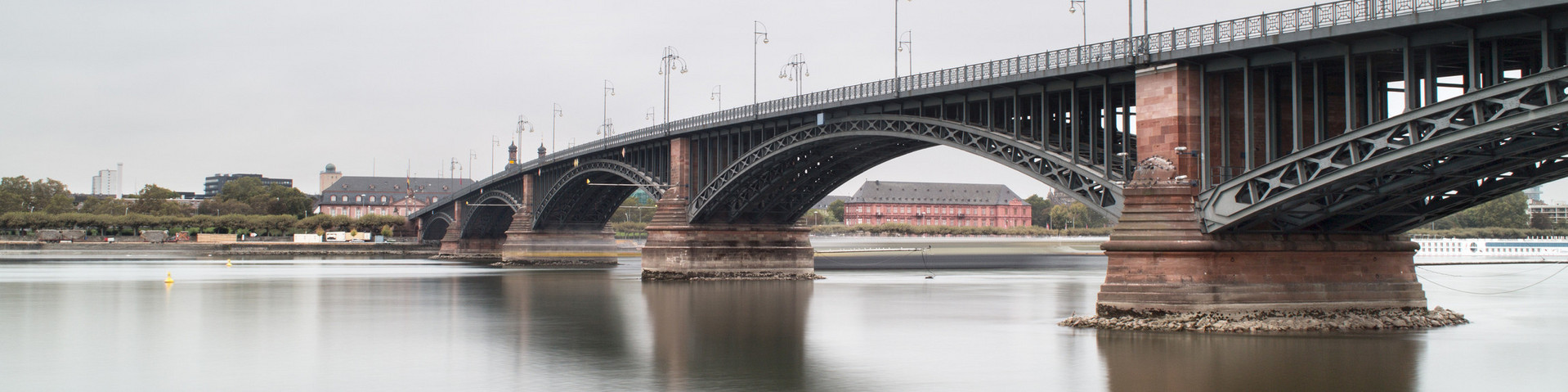 Foto der Theodor-Heuss-Brücke in Mainz